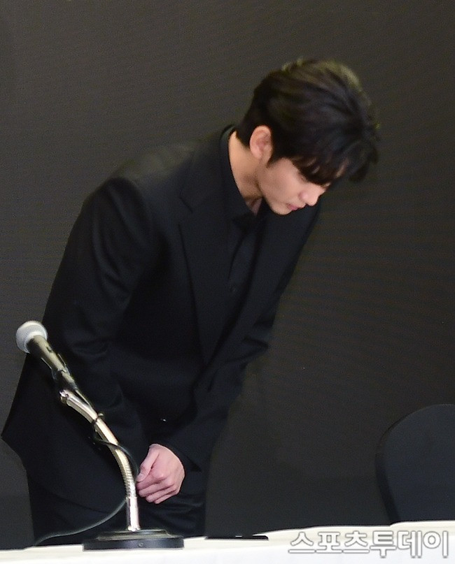 Kim Soo Hyun khóc nức nở cúi đầu xin lỗi