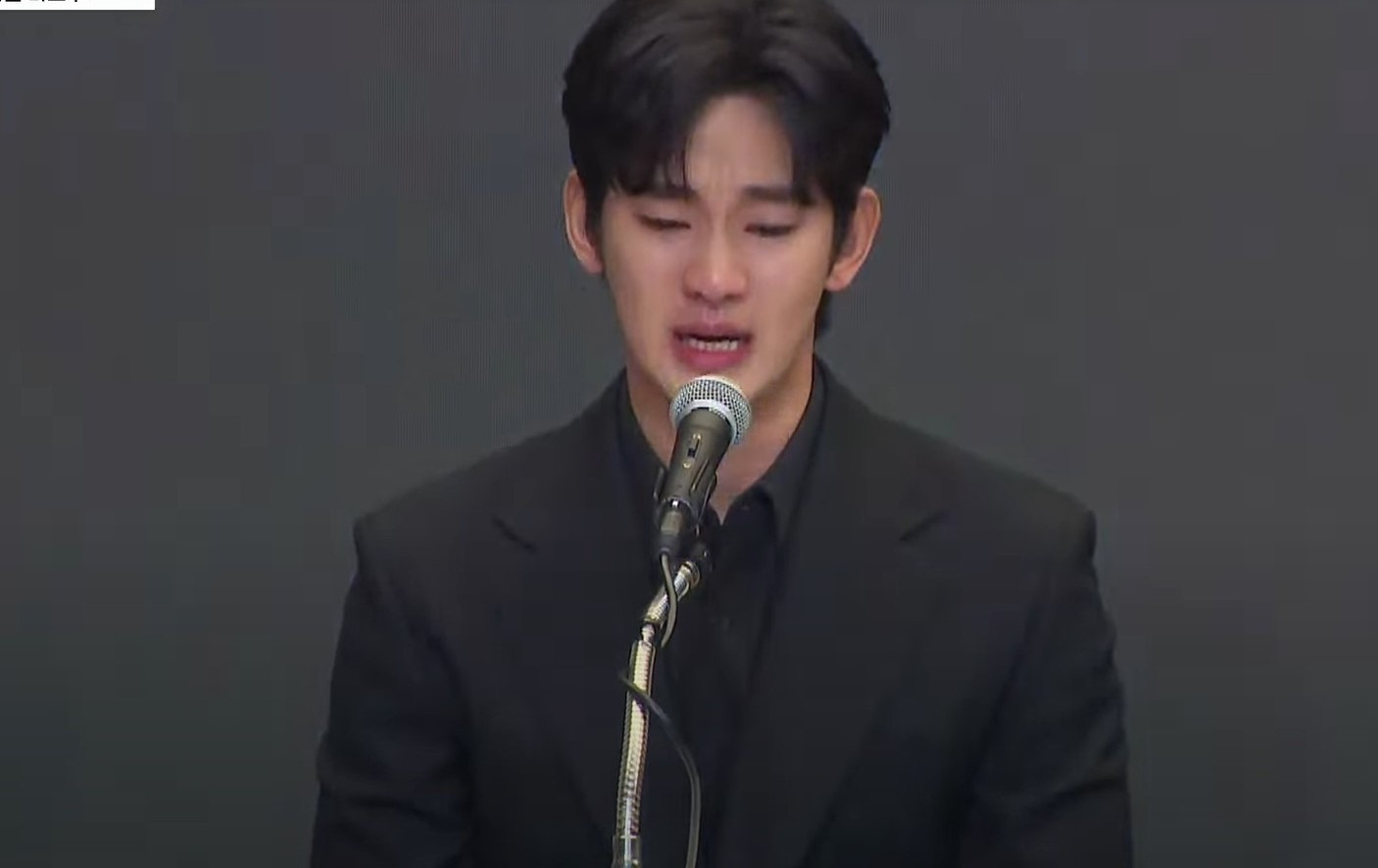 Kim Soo Hyun khóc nức nở cúi đầu xin lỗi