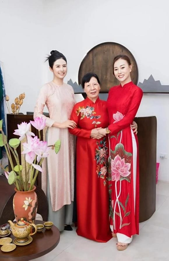 Mẹ Shark Bình hiếm hoi xuất hiện lộ rõ thái độ khi đứng cạnh nàng dâu Phương Oanh