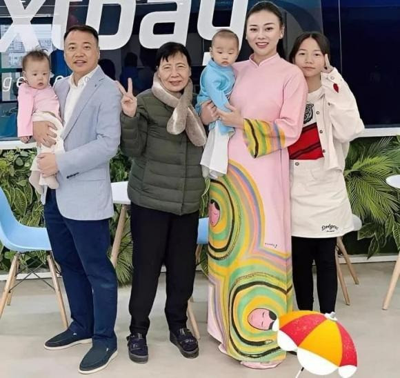 Mẹ Shark Bình hiếm hoi xuất hiện lộ rõ thái độ khi đứng cạnh nàng dâu Phương Oanh