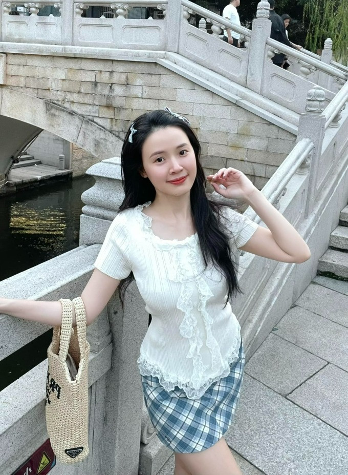 Midu làm dâu hào môn có cả lô túi hiệu vẫn chỉ xài đi xài lại 1 món