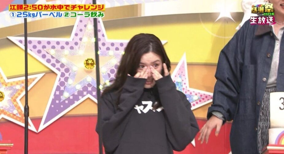 Mỹ nhân Nhật Bản bật khóc khi bị quấy rối công khai trên truyền hình