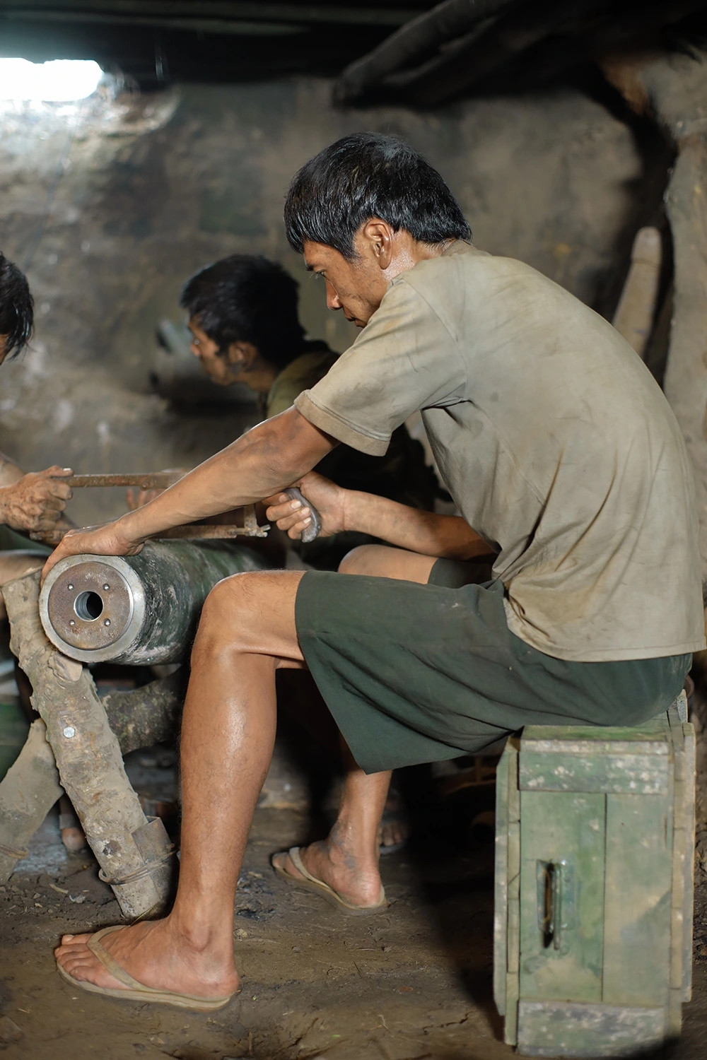 quang tuan giam 14 kg de dong Dia dao , khiep so vi chay giua mua bom hinh anh 4