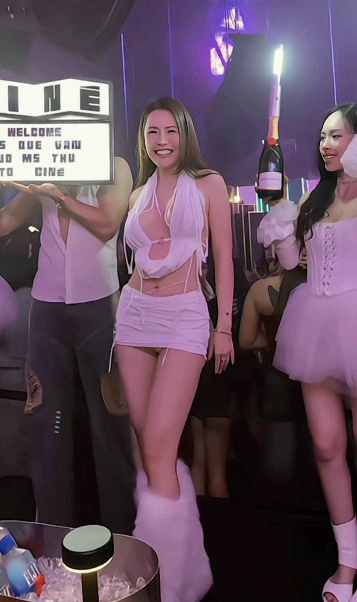 Quế Vân lại gây tranh cãi với trang phục phản cảm nhức mắt tại show diễn của 1 Anh trai