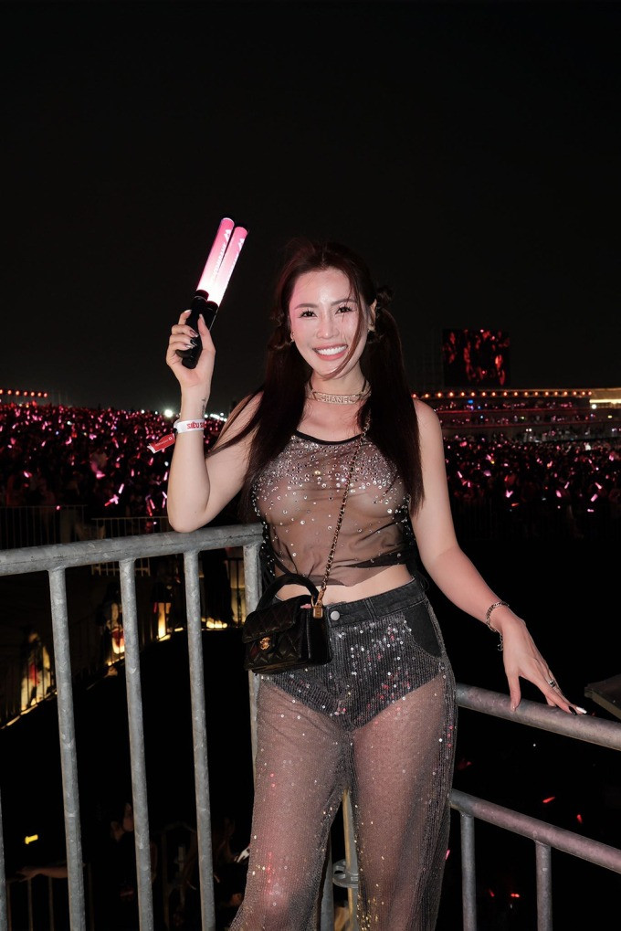 Quế Vân lại gây tranh cãi với trang phục phản cảm nhức mắt tại show diễn của 1 Anh trai