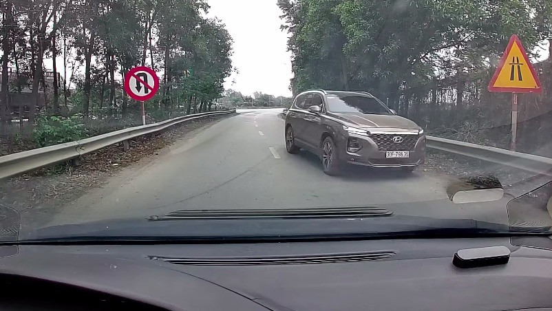 Hyundai Santa Fe đi ngược chiều.jpg