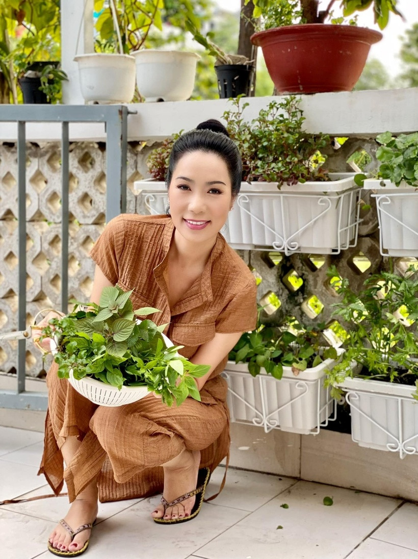 Mỗi khi rảnh rỗi, chồng của NSƯT Trịnh Kim Chi lại phụ vợ tưới tiêu, chăm sóc vườn và trồng thêm cây ăn quả. Nhờ đó, gia đình cô thường xuyên có hoa quả sạch nhà trồng để thường thức.