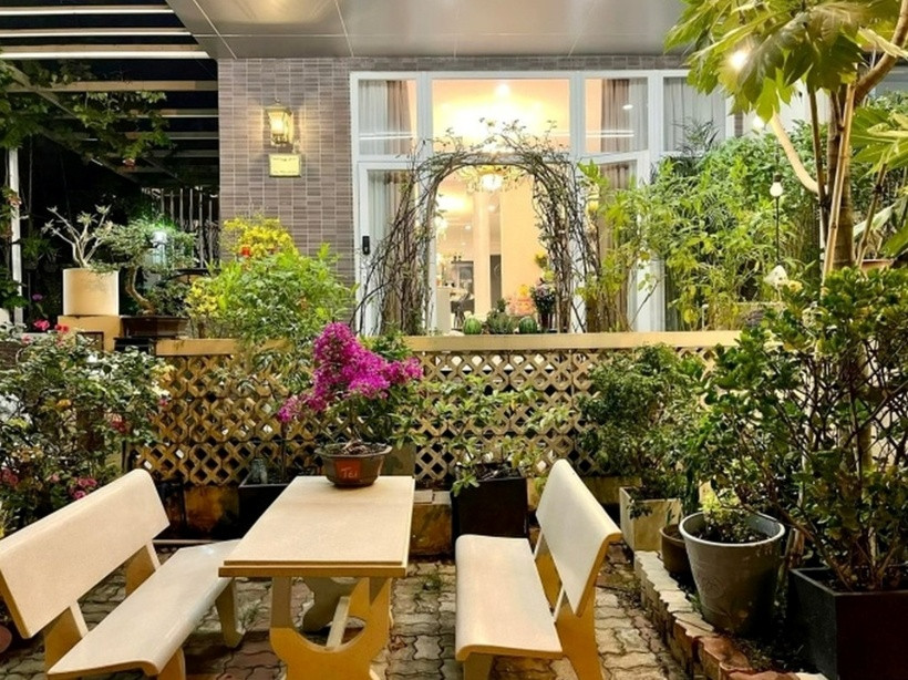 Ngoài không gian sinh hoạt chung và 5 phòng ngủ, biệt thự còn có khu vực thư giãn và không gian sân vườn vô cùng thoáng đãng.