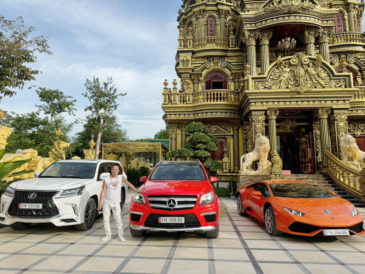 Đại gia Nghệ An gây sốc vừa xây lâu đài trăm tỷ lại tậu xế hộp 15 tỷ đồng