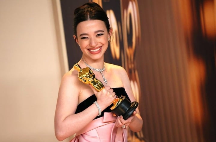 Mikey Madison chạm tay vào tượng vàng Oscar ở tuổi 26.