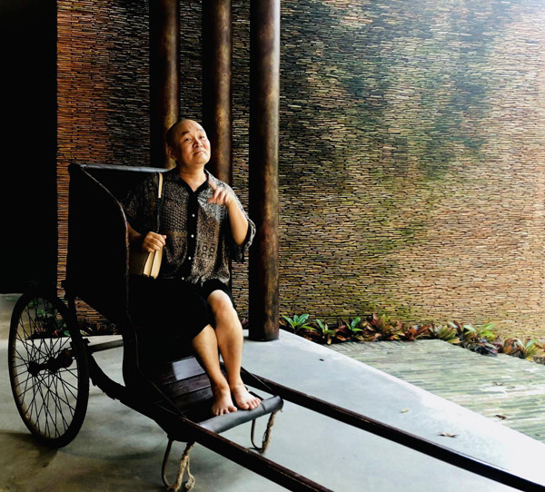 Xây biệt phủ cầu kỳ với 5 triệu viên ngói cổ, 'vua hài đất Bắc' Xuân Hinh giàu có mức độ nào? - Ảnh 2.