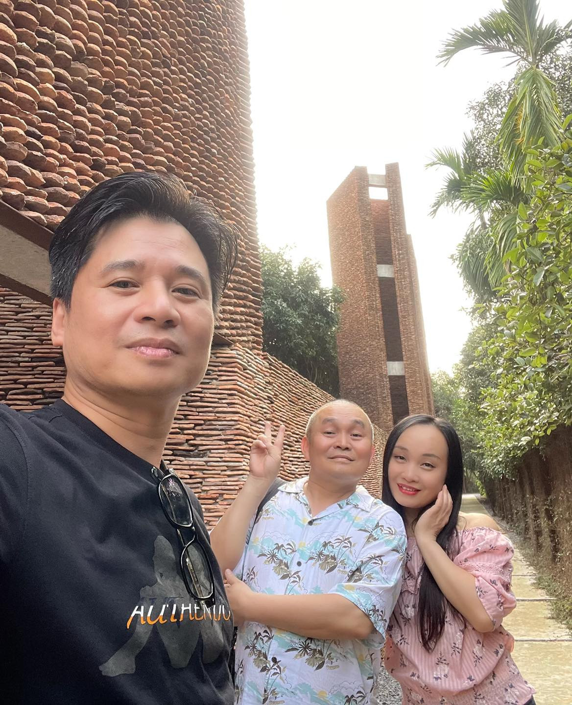 Xây biệt phủ cầu kỳ với 5 triệu viên ngói cổ, 'vua hài đất Bắc' Xuân Hinh giàu có mức độ nào? - Ảnh 3.