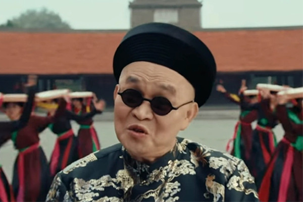 Nam NSƯT nức danh làng chèo, được ví là 'vua hài đất Bắc' vào MV của Hoà Minzy có đời thực ra sao? - Ảnh 2.