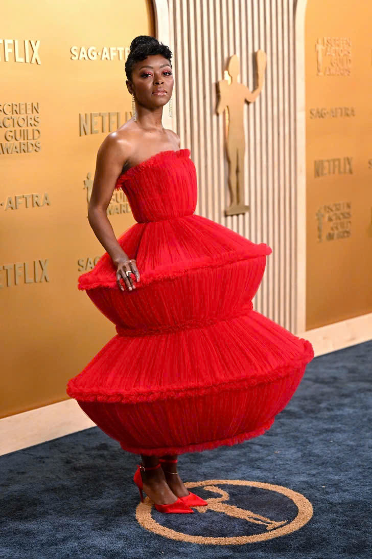 Nhìn lại 12 bộ cánh thời trang đẹp nhất thảm đỏ Lễ trao giải SAG AWARDS 2025 - Ảnh 6