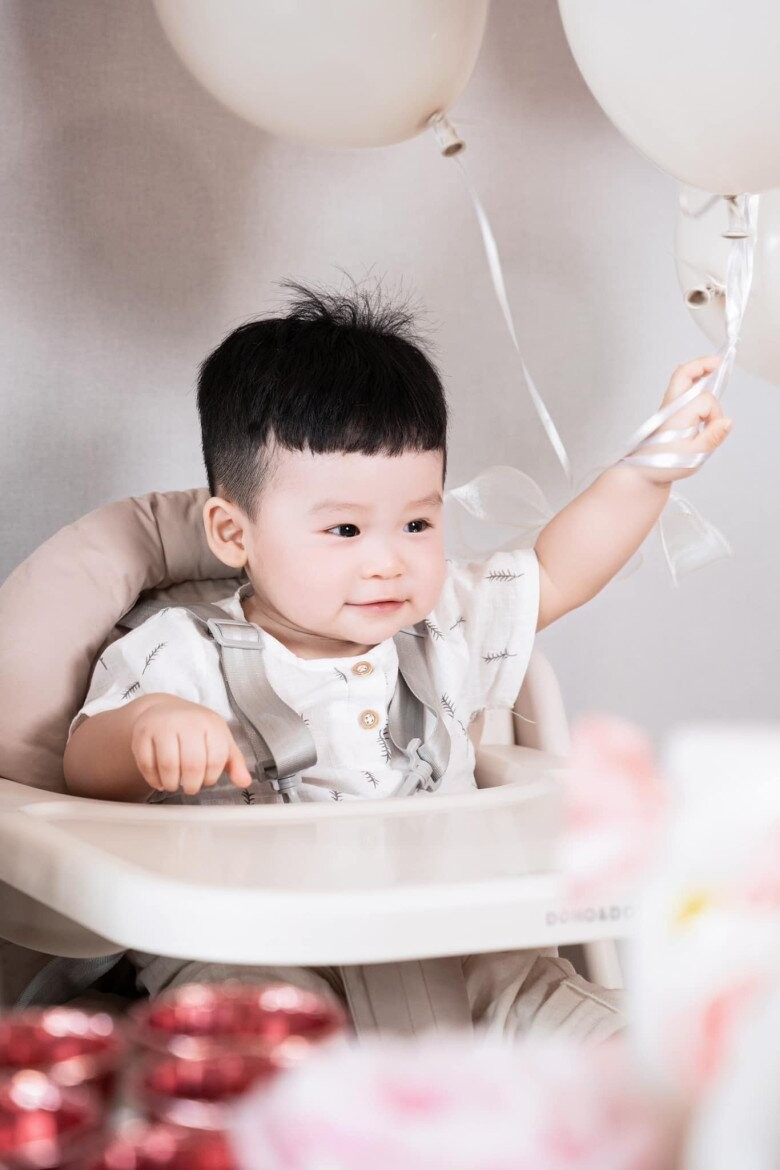 Sam khoe mâm thôi nôi hoành tráng cặp song sinh nhờ IVF đẹp như tranh