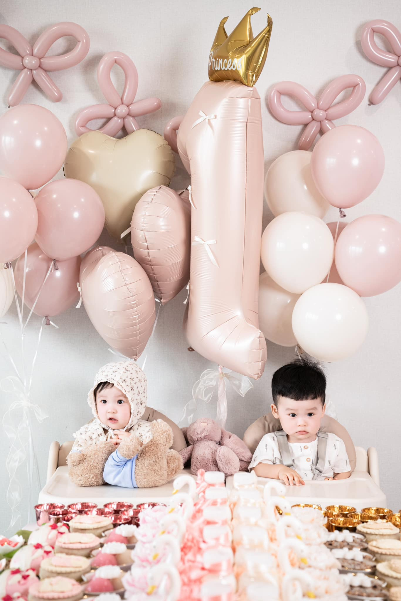 Sam khoe mâm thôi nôi hoành tráng cặp song sinh nhờ IVF đẹp như tranh