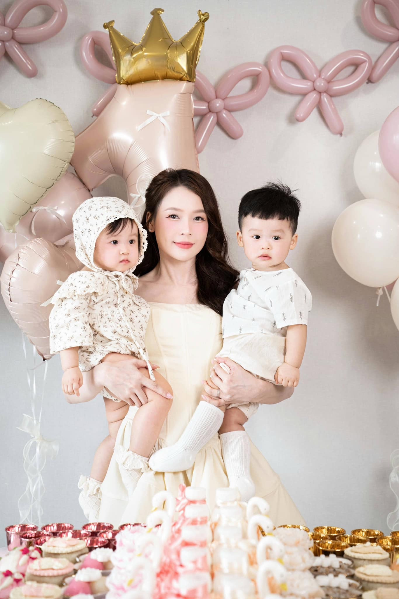 Sam khoe mâm thôi nôi hoành tráng cặp song sinh nhờ IVF đẹp như tranh