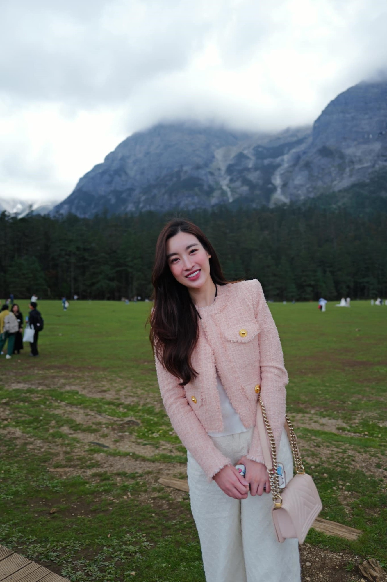 Bộ sưu tập túi hiệu của Hoa hậu Đỗ Mỹ Linh: Rẻ vài trăm triệu, đắt lên tới tiền tỷ - Ảnh 7