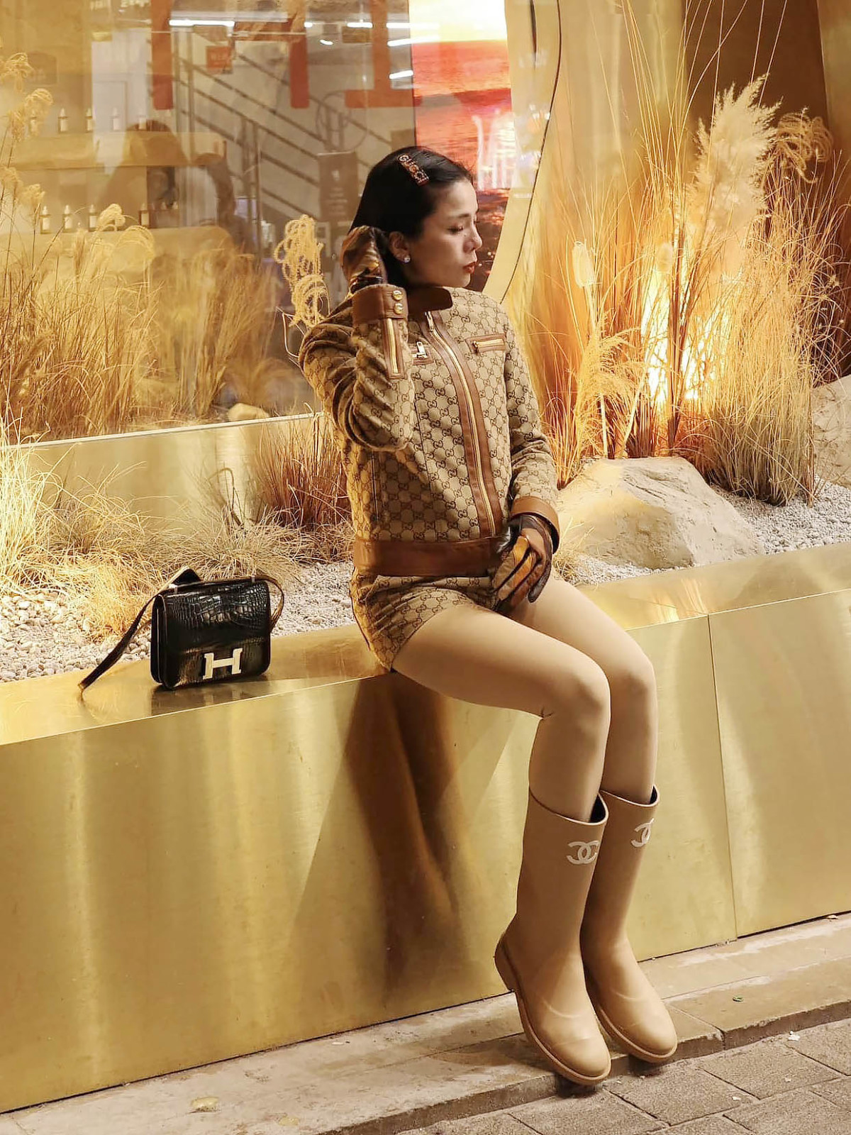 Sau vợ Duy Mạnh đến lượt vợ Văn Quyết bị chê mặc đồ hiệu như đồ chợ