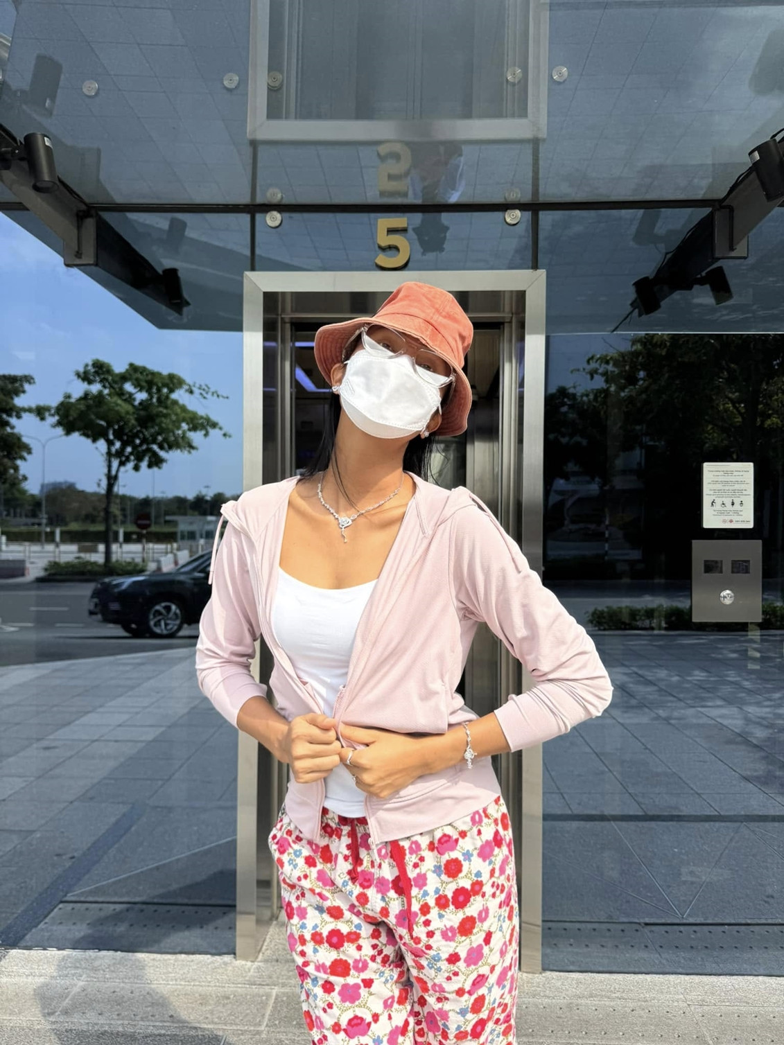 Được chồng tặng trang sức đắt tiền HHen Niê vội đeo luôn đi chợ