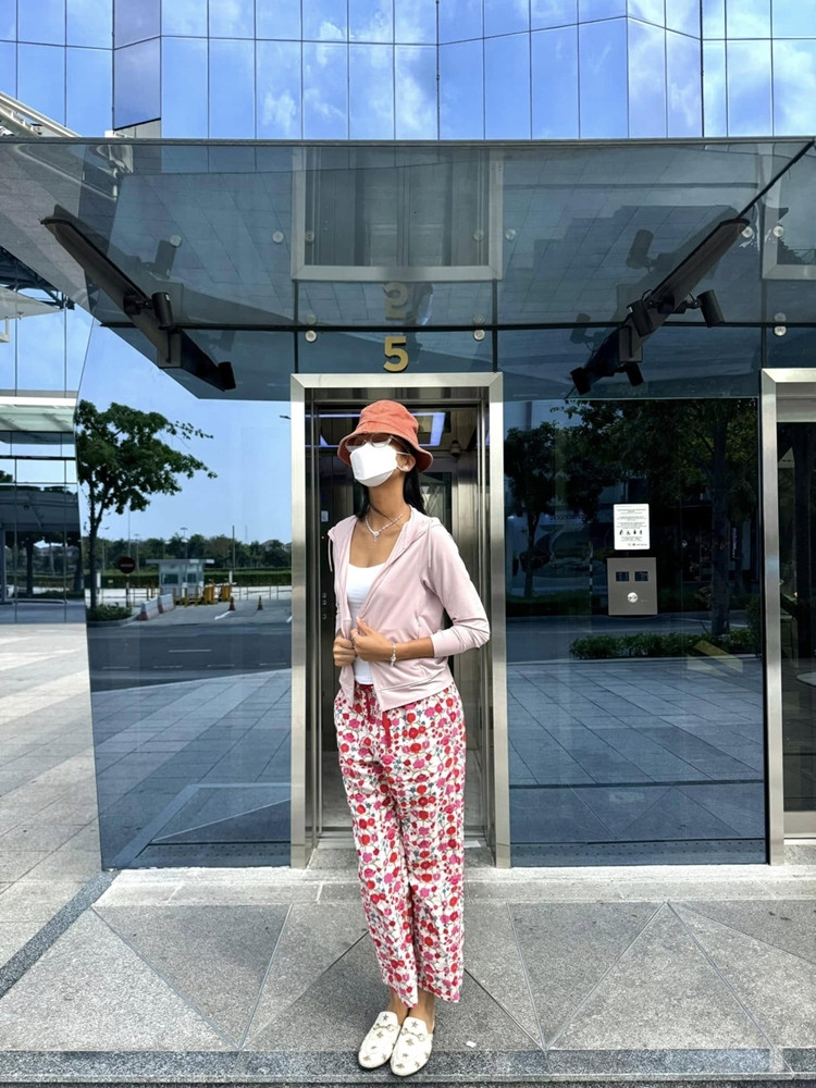 Được chồng tặng trang sức đắt tiền HHen Niê vội đeo luôn đi chợ