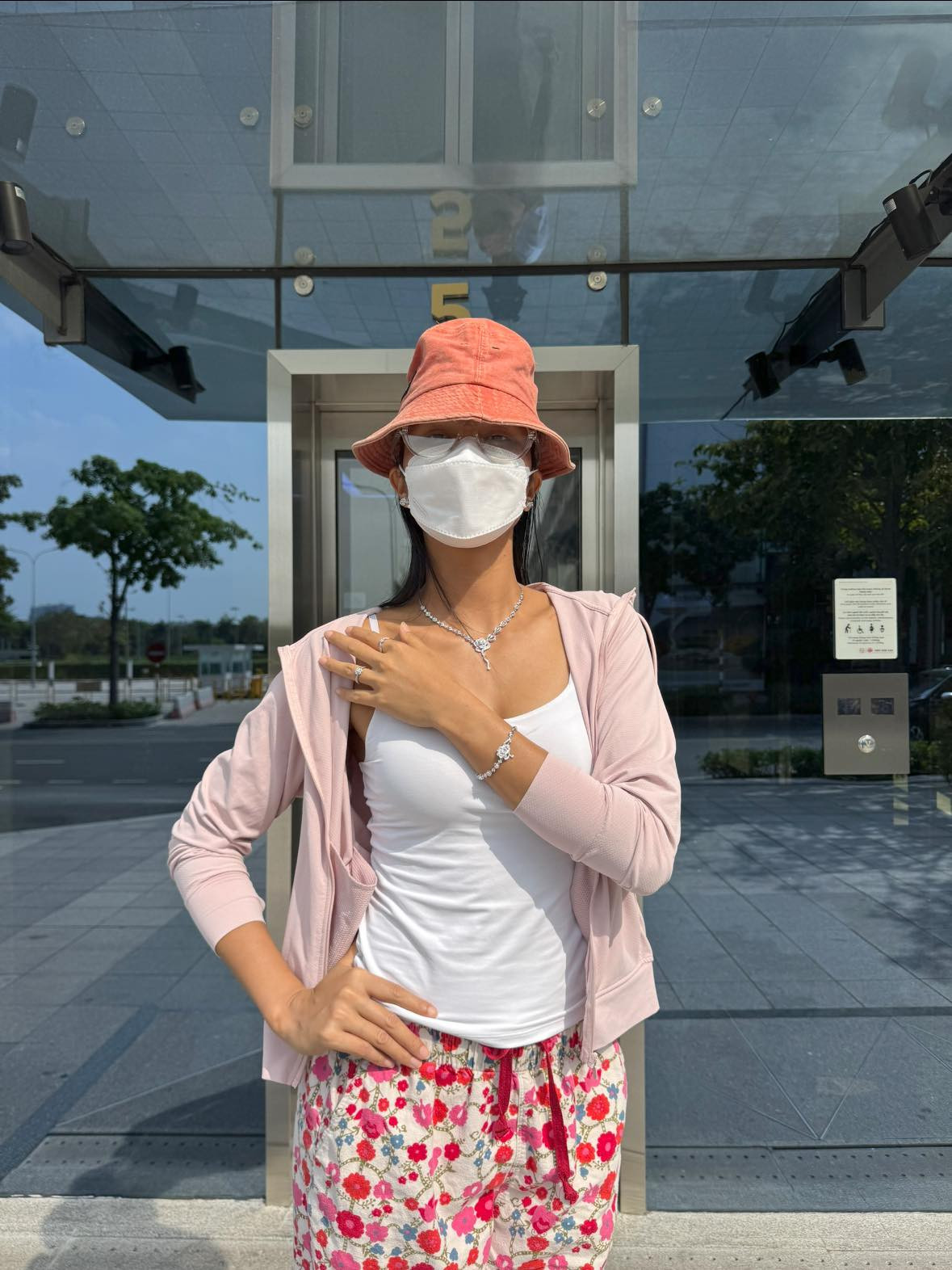 Được chồng tặng trang sức đắt tiền HHen Niê vội đeo luôn đi chợ