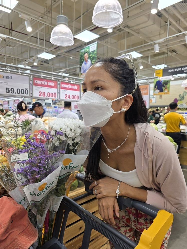 Được chồng tặng trang sức đắt tiền HHen Niê vội đeo luôn đi chợ