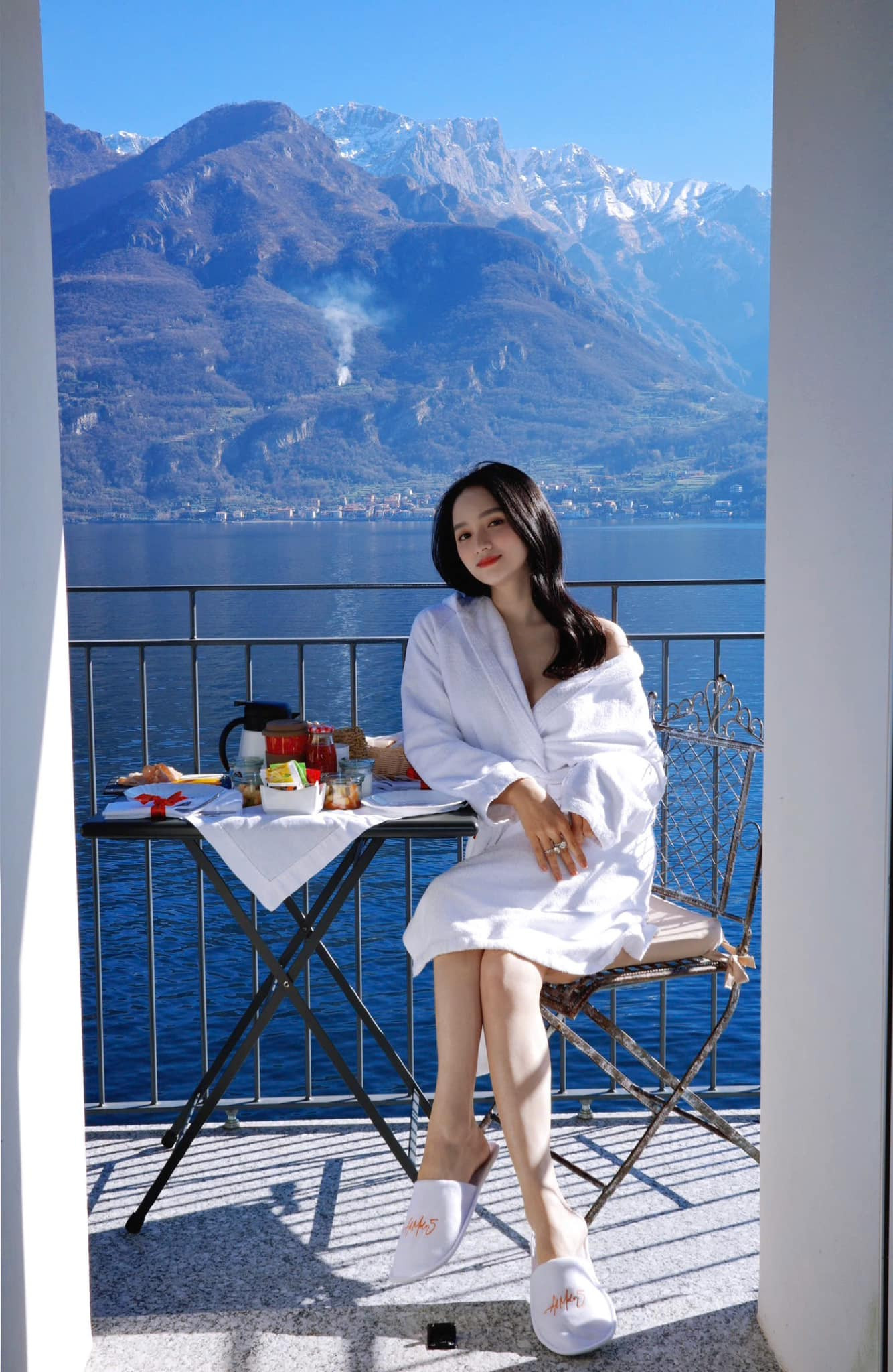 Hương Giang và 7749 khoảnh khắc hờ hững áo choàng tắm khiến gái xịn cũng phải chào thua