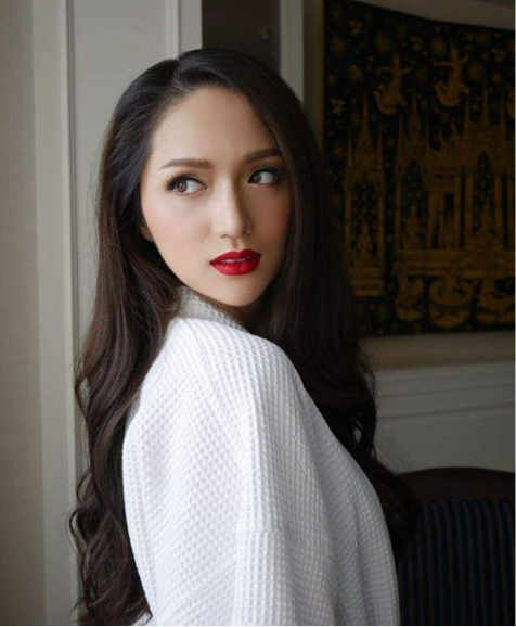 Hương Giang và 7749 khoảnh khắc hờ hững áo choàng tắm khiến gái xịn cũng phải chào thua