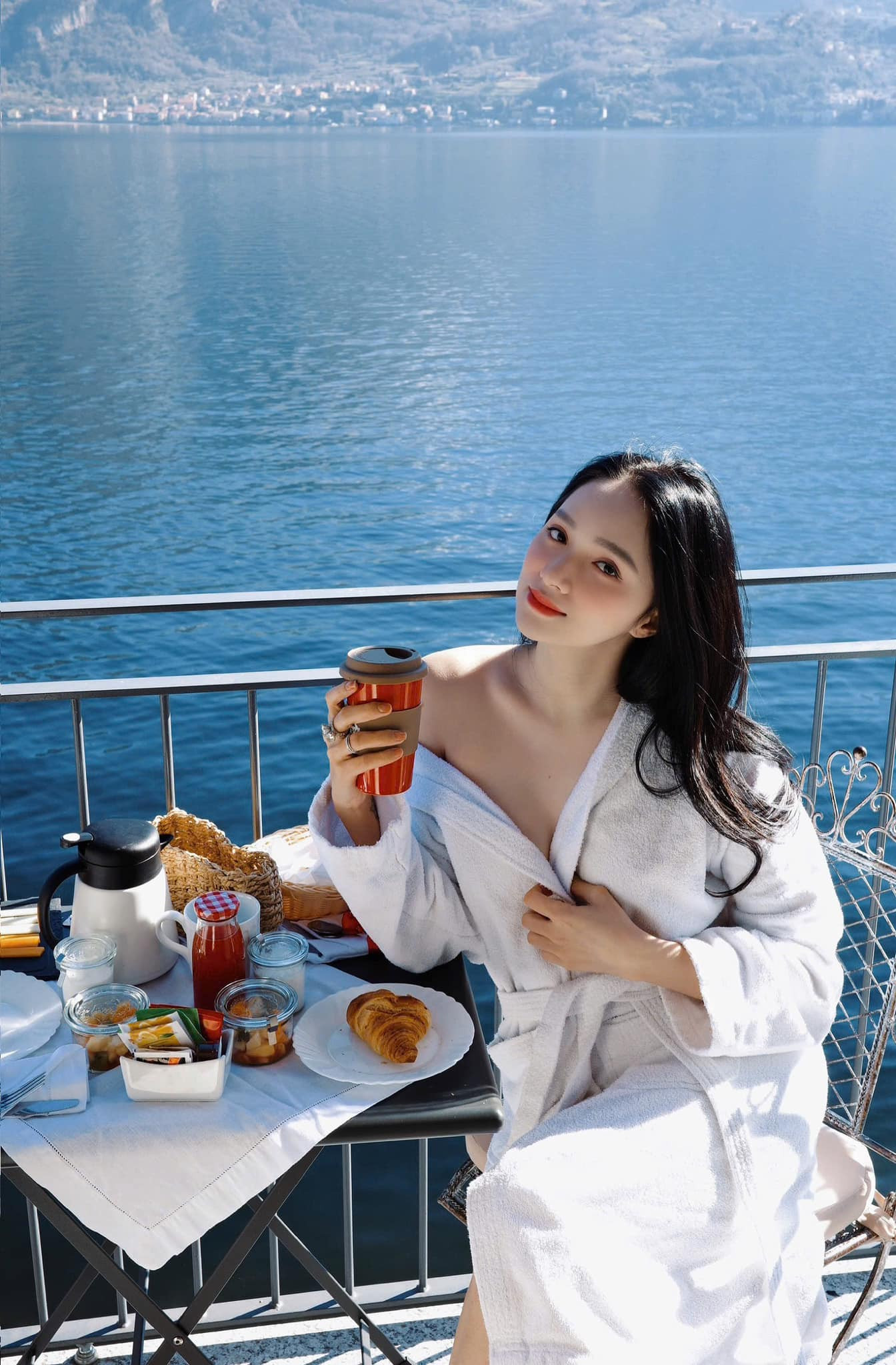 Hương Giang và 7749 khoảnh khắc hờ hững áo choàng tắm khiến gái xịn cũng phải chào thua