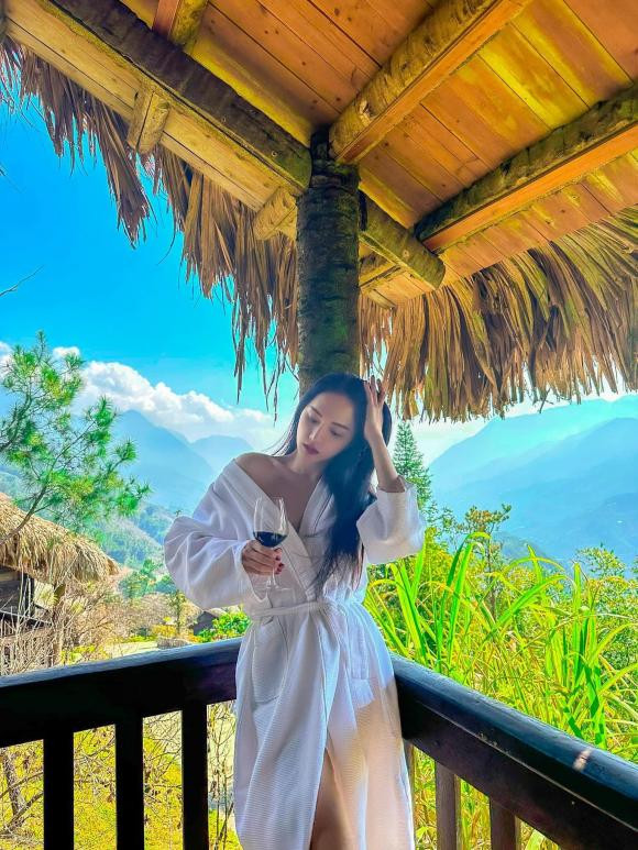 Hương Giang và 7749 khoảnh khắc hờ hững áo choàng tắm khiến gái xịn cũng phải chào thua