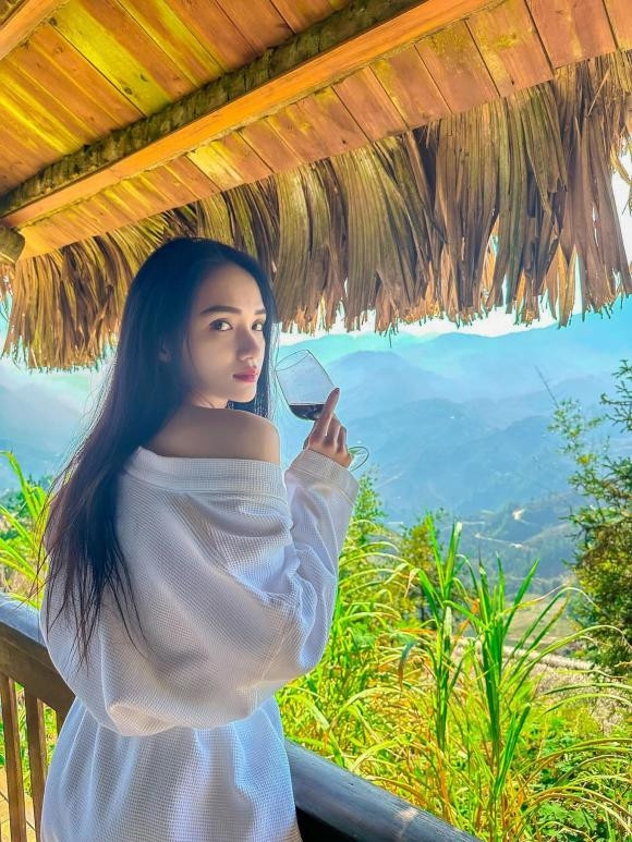 Hương Giang và 7749 khoảnh khắc hờ hững áo choàng tắm khiến gái xịn cũng phải chào thua