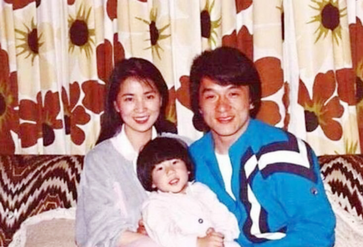 Thành Long - Lâm Phụng Kiều bên cạnh con trai.