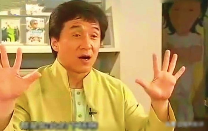 Biểu cảm của ngôi sao võ thuật khi đưa ra những ví dụ về sự phản bội của người vợ trong buổi phỏng vấn.