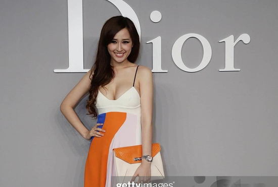 Mai Phương Thúy 'ăn mày quá khứ' khoe đôi 'gò bồng đảo' đốt mắt ở show Dior