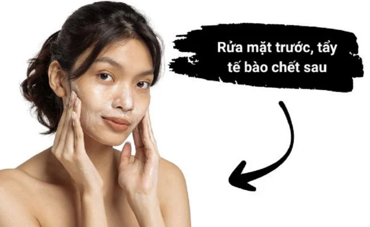 Nên rửa mặt trước khi tẩy tế bào chết. (Ảnh: kiehls)