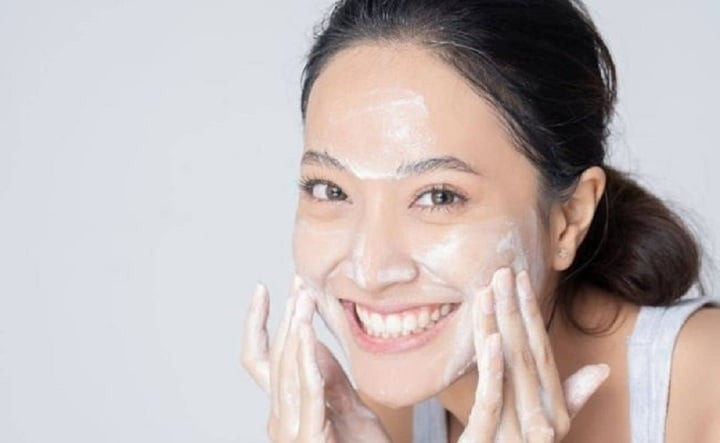 Không nên thoa trực tiếp sữa rửa mặt lên bề mặt da mà cần tạo bọt. (Ảnh: Kiehls)