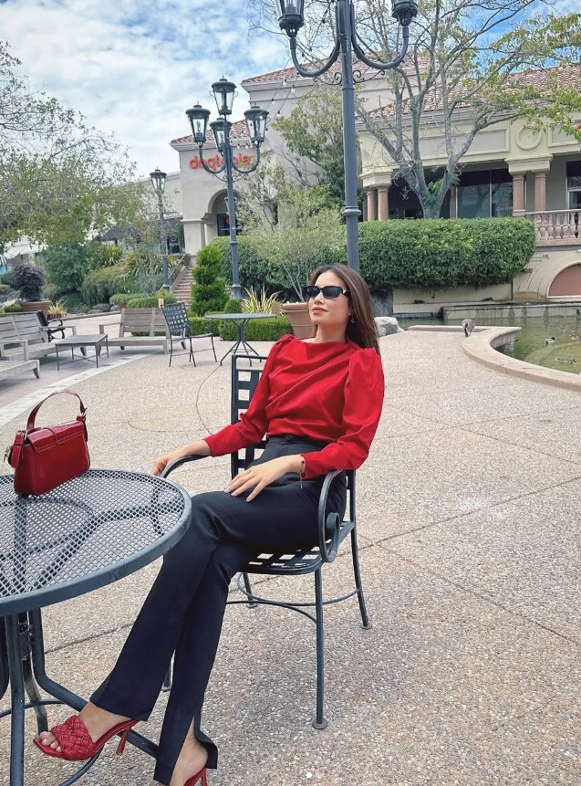 Ông xã kín tiếng của Phạm Hương sở hữu ngoại hình phong độ tài sản siêu khủng