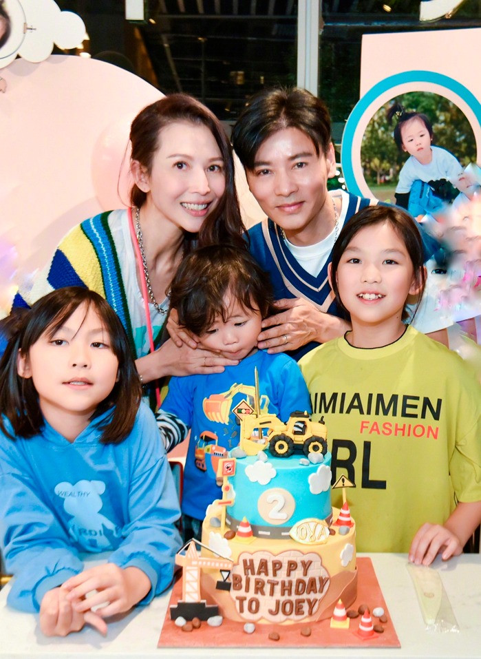 Á hậu Thái Thiếu Phân rơi nước mắt khi nhắc đến hôn nhân 17 năm với chồng kém tuổi