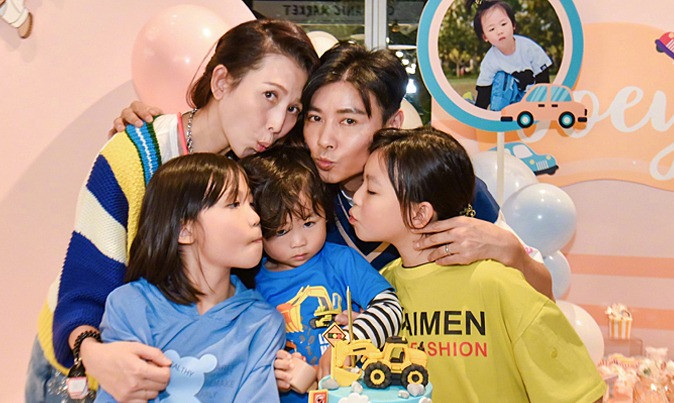 Á hậu Thái Thiếu Phân rơi nước mắt khi nhắc đến hôn nhân 17 năm với chồng kém tuổi