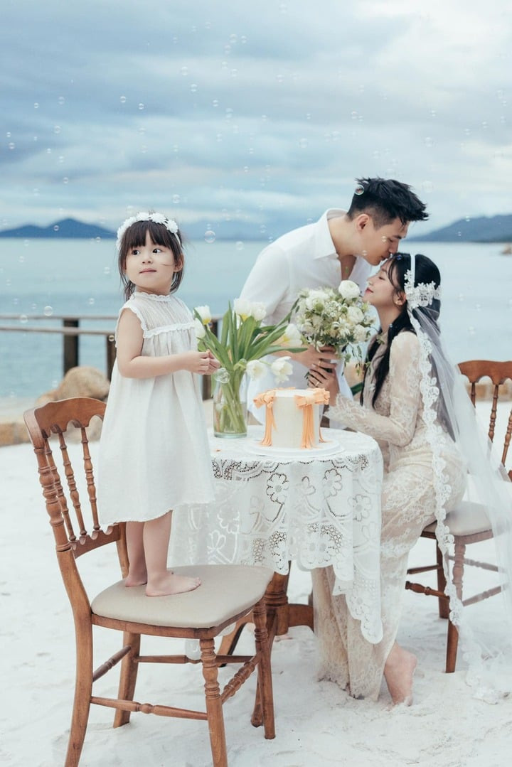 Bé Pam Yêu Ơi xuất hiện trong bộ ảnh là minh chứng cho chuyện tình yêu ngọt ngào của bố mẹ.Con gái Pam luôn là phần không thể thiếu trong mọi hành trình của Salim và Hải Long.