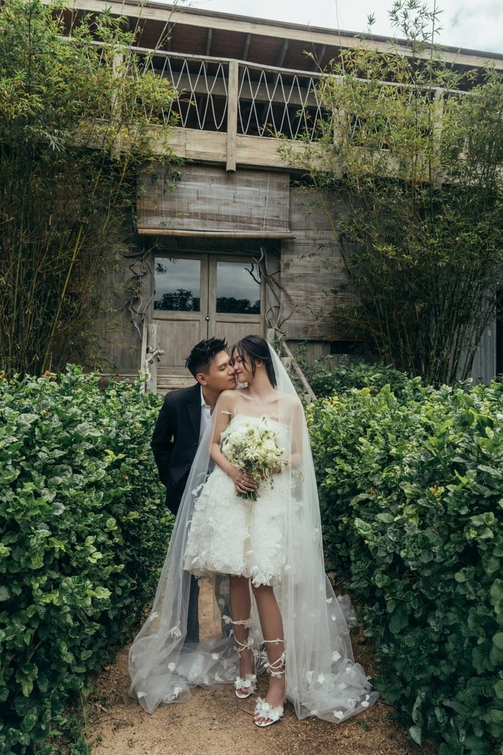 Salim và Hải Long là bạn cùng bàn khi còn học trung học. Salim kể, ấn tượng đầu tiên của cô về Hải Long là cậu bạn hơi ngốc nghếch đáng yêu. Doanh nhân trẻ từng tiết lộ, anh đã viết trong lá thư tỏ tình rằng: “Anh rung động trước em từ ngày đầu gặp gỡ, tình cảm này chưa bao giờ thay đổi”.