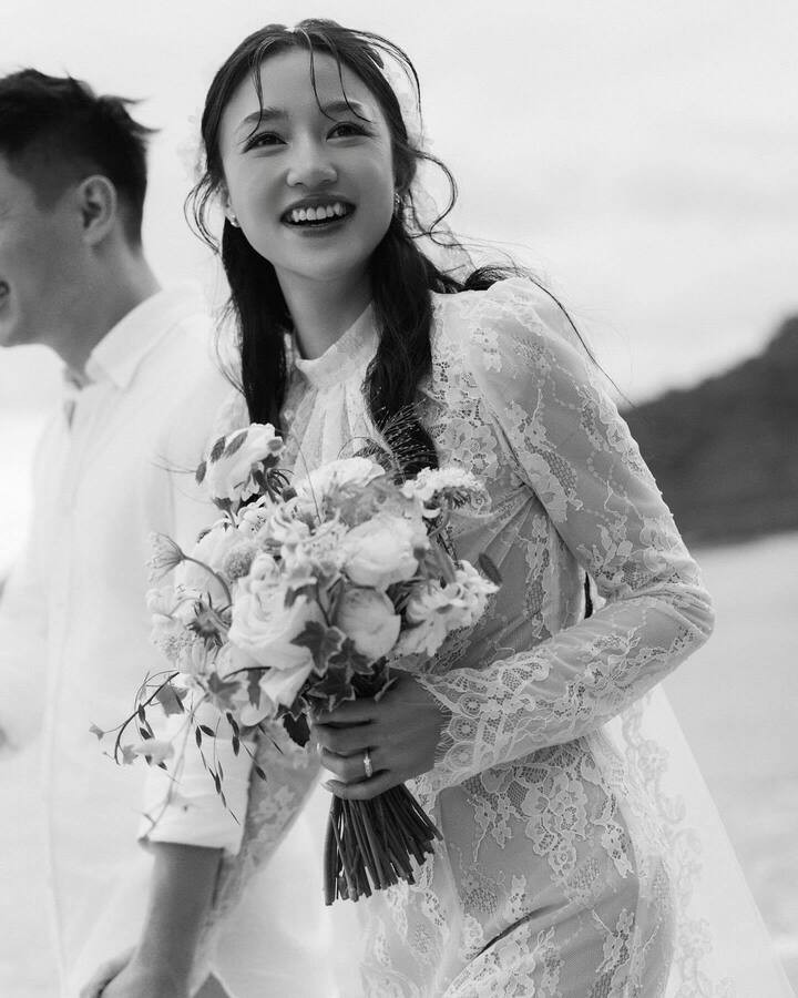 Trong ảnh, cô dâu Salim mặc bộ váy cưới trắng tinh khôi, ánh mắt rạng ngời hạnh phúc.