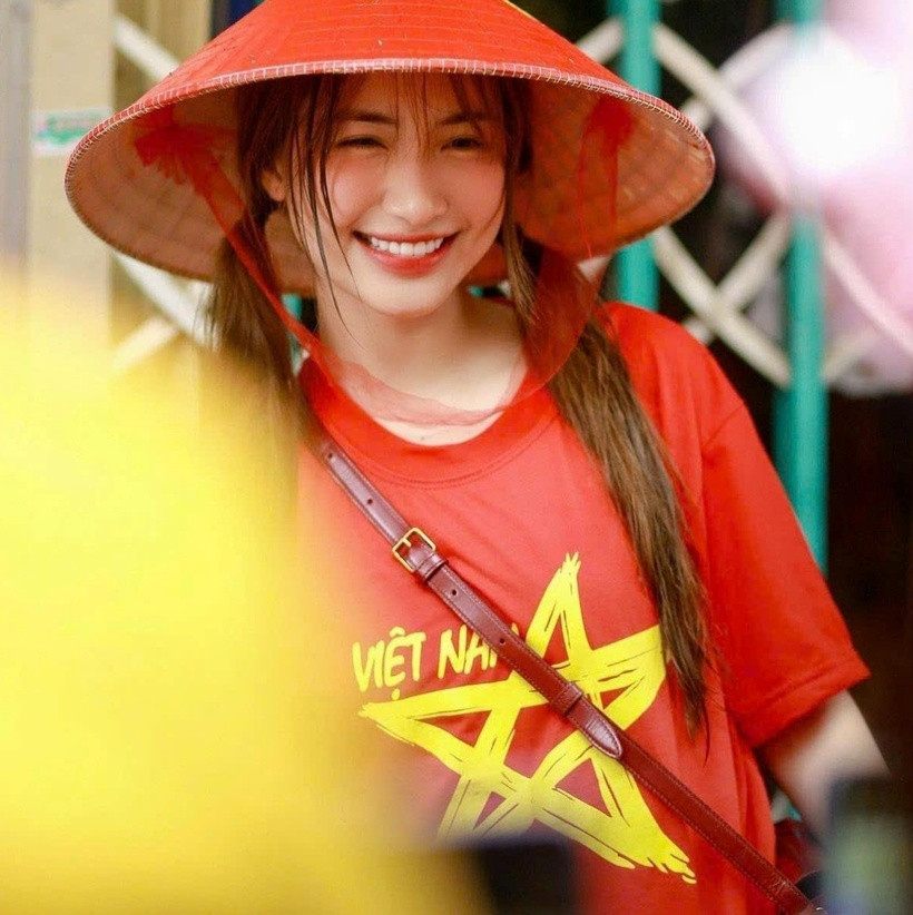 “Đầu xuân năm mới, con gái tặng bố mẹ ngôi nhà mới bằng số tiền con dành dụm làm ăn thời gian qua. Con thì thế nào cũng được, riêng bố mẹ lúc nào cũng phải sung sướng, vui vẻ, cười phớ lớ hưởng thụ, con mới an lòng”, cô chia sẻ về căn nhà này.