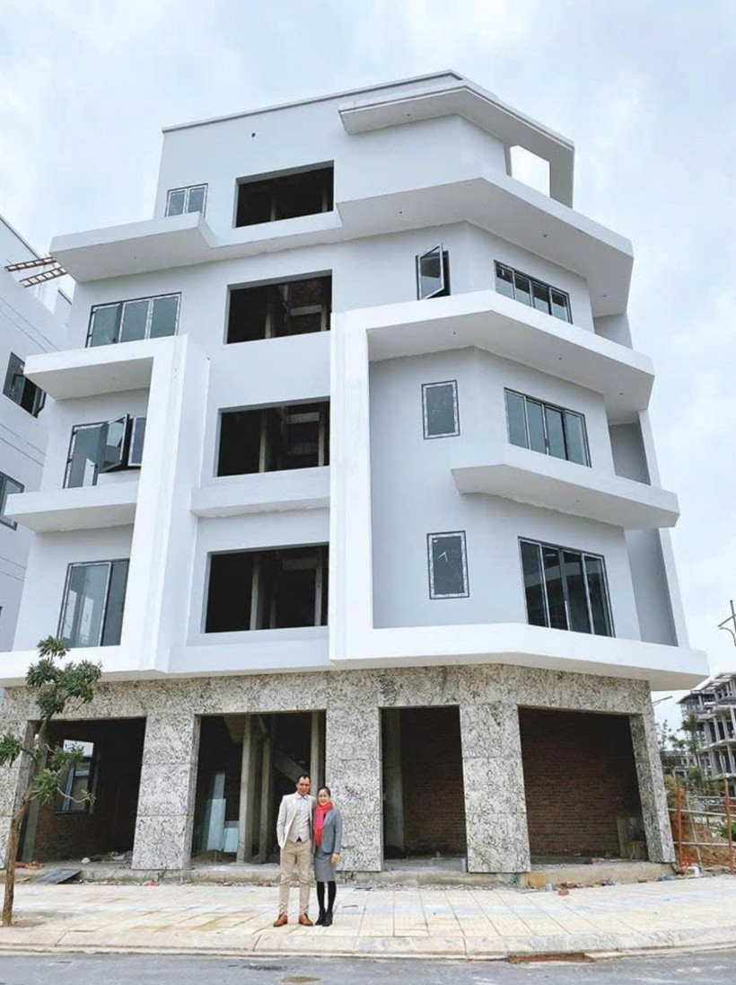 Được biết, đây không phải lần đầu tiên nữ ca sĩ báo hiếu bố mẹ bằng những món quà có giá trị khủng như vậy. Vào đầu năm 2020, cô từng chia sẻ việc xây cho bố mẹ một căn nhà 5 tầng khang trang, hai mặt tiền nằm trên một con phố khá sầm uất tại Bắc Ninh.