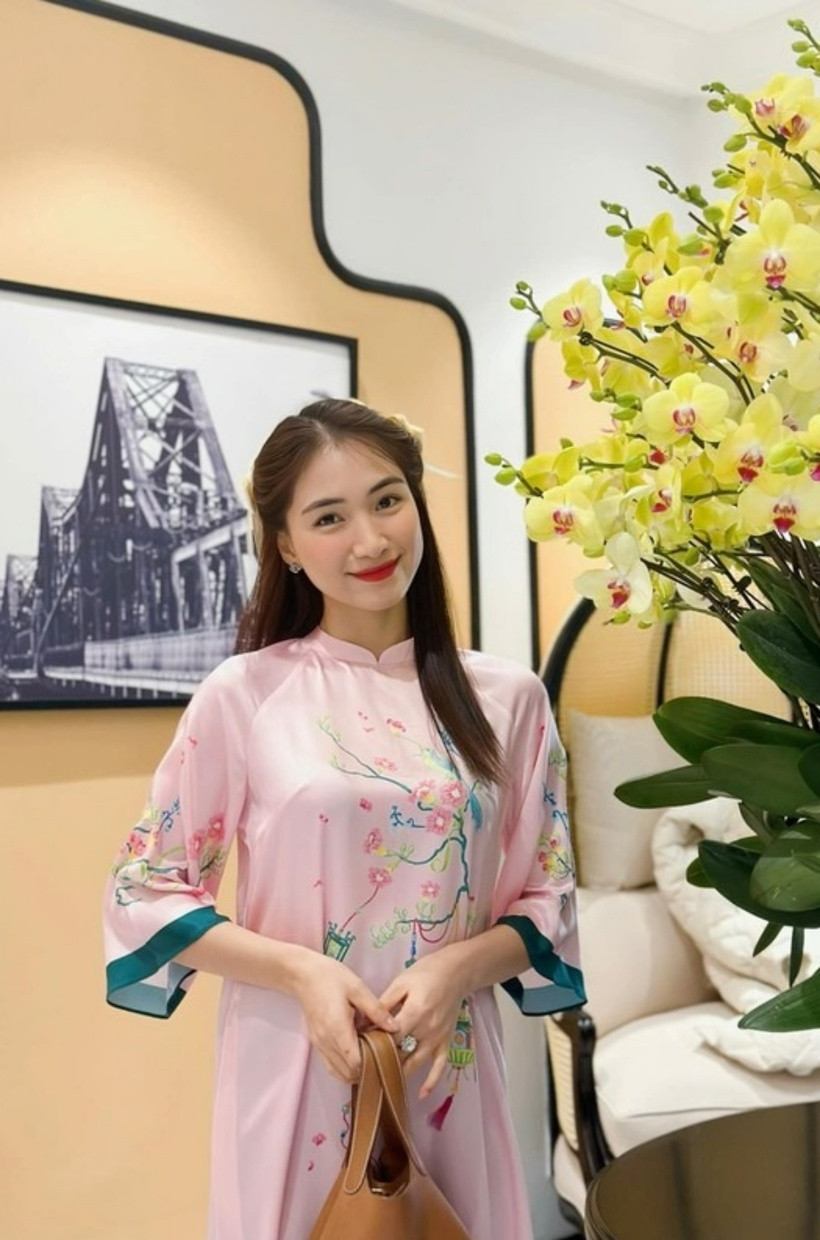 Hòa Minzy (tên thật là Nguyễn Thị Hòa, SN 19950 từng là quán quân Học viện Ngôi sao 2014. Sau đó, cô tiếp tục gặt hái nhiều thành công trong sự nghiệp và nhận được nhiều sự yêu thích của khán giả. Ở tuổi 30, nữ ca sĩ sở hữu khối tài sản đáng ngưỡng mộ.