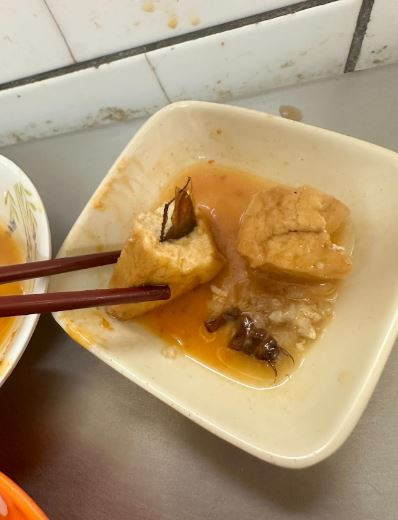 Đang ăn đậu phụ, người phụ nữ hoảng hốt khi phát hiện thứ