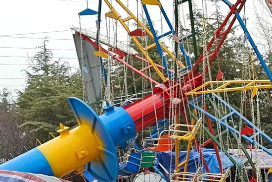 Du khách 'hoảng hồn' chứng kiến đu quay bất ngờ đổ sập giữa công viên