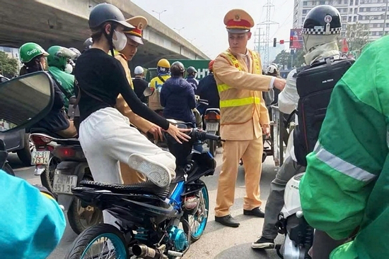 Nữ sinh 17 tuổi đi xe máy 'độ' bị CSGT Hà Nội xử phạt hàng loạt lỗi vi phạm