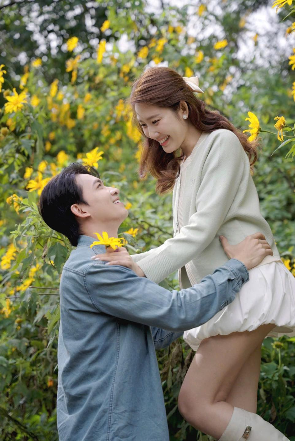 Thúy Ngân  Võ Cảnh và 7749 lần lên đồ ăn ý tình trong như đã mặt ngoài còn e